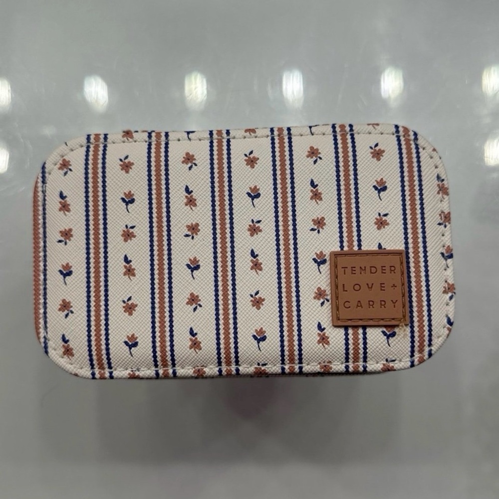 Jewelry traveling box